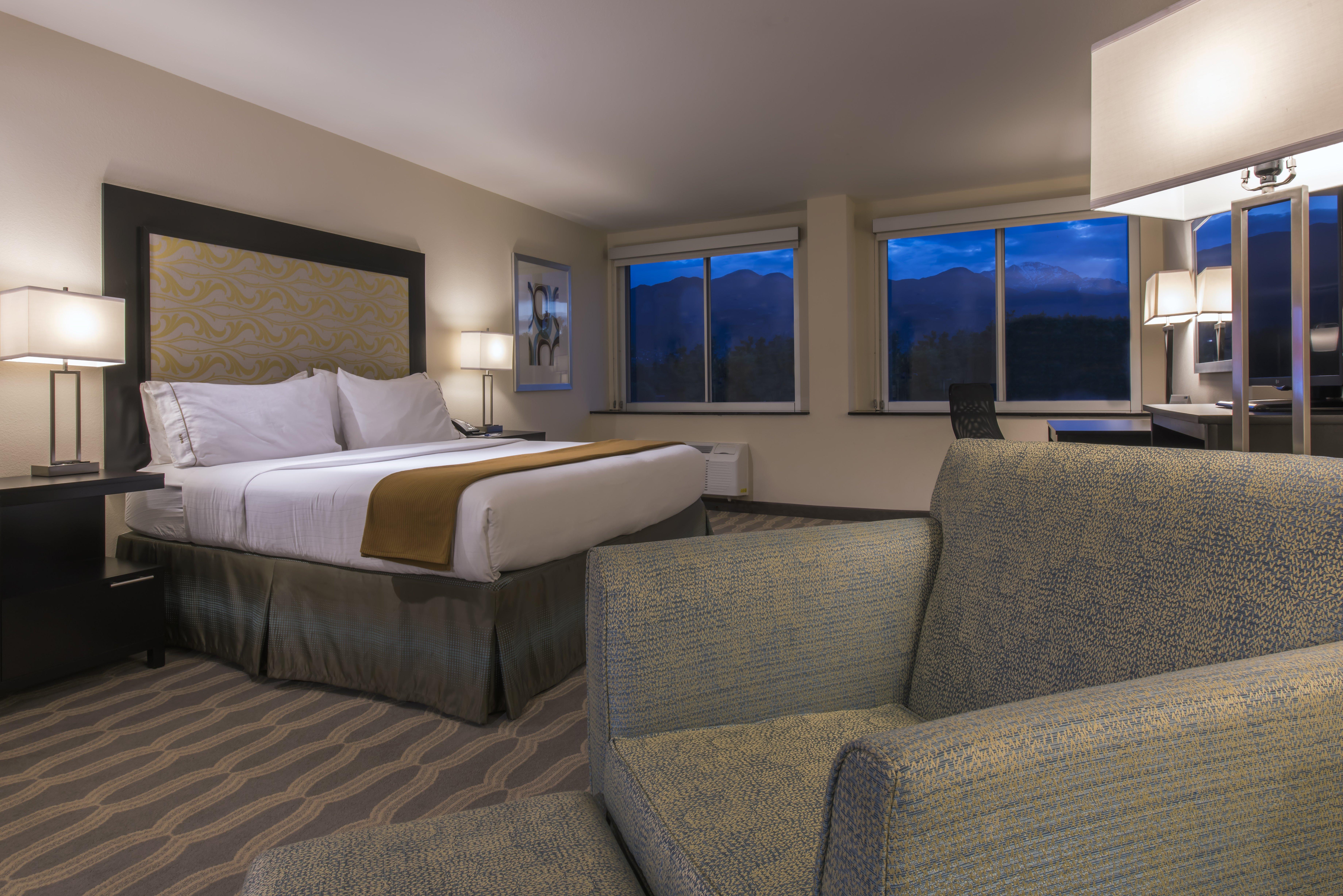 Holiday Inn Express & Suites Colorado Springs Central By Ihg Exterior photo