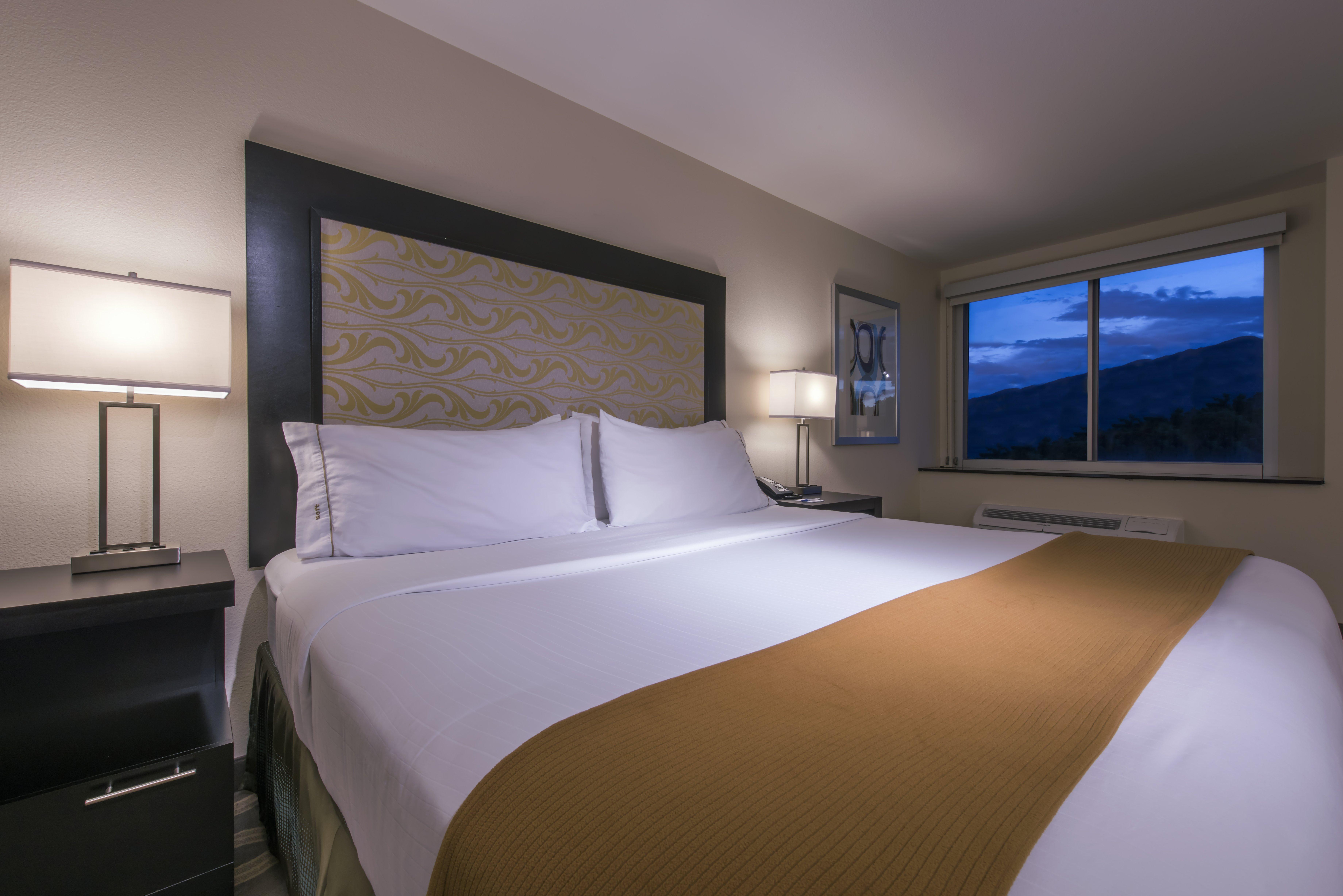 Holiday Inn Express & Suites Colorado Springs Central By Ihg Exterior photo