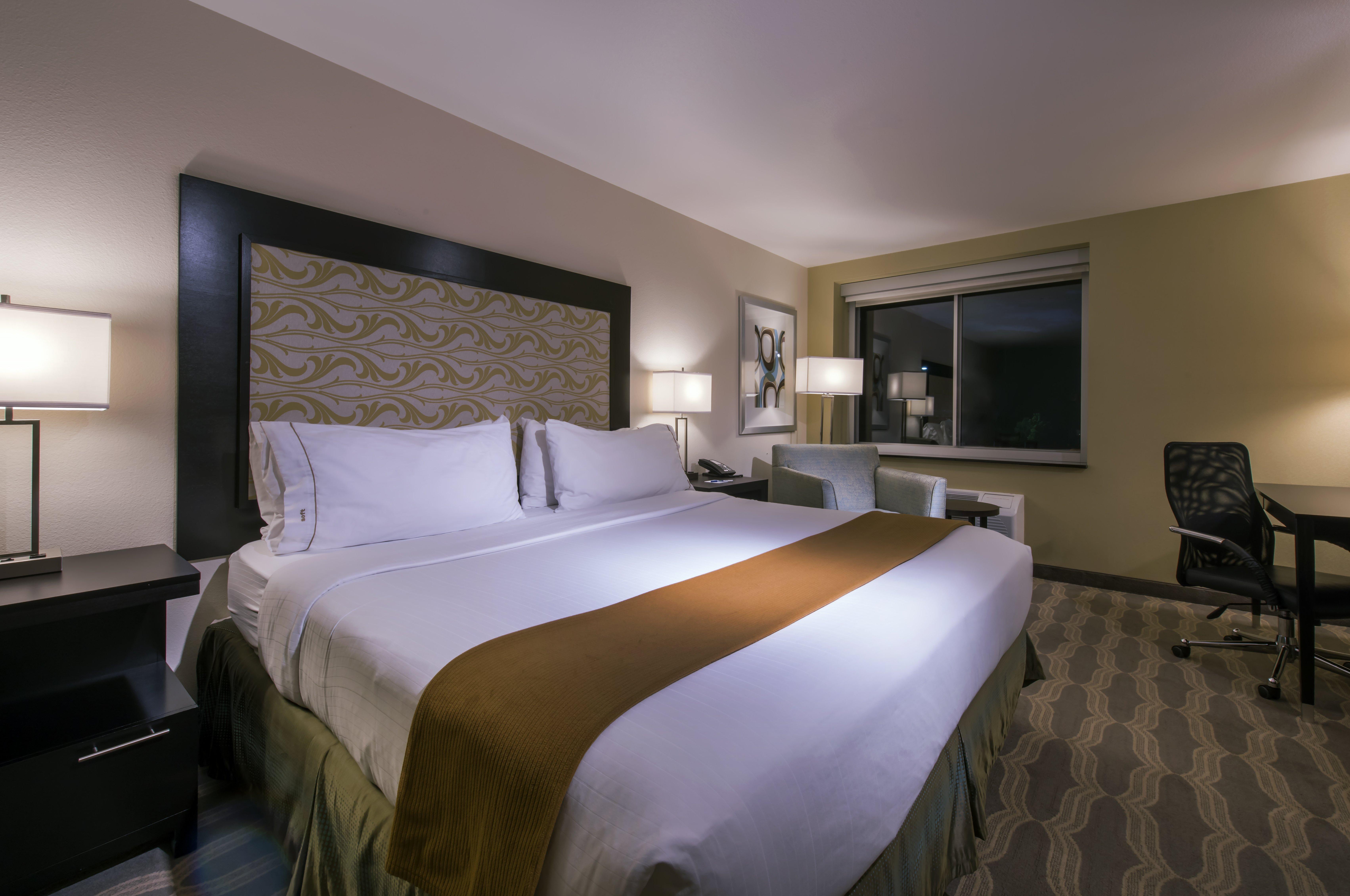 Holiday Inn Express & Suites Colorado Springs Central By Ihg Exterior photo