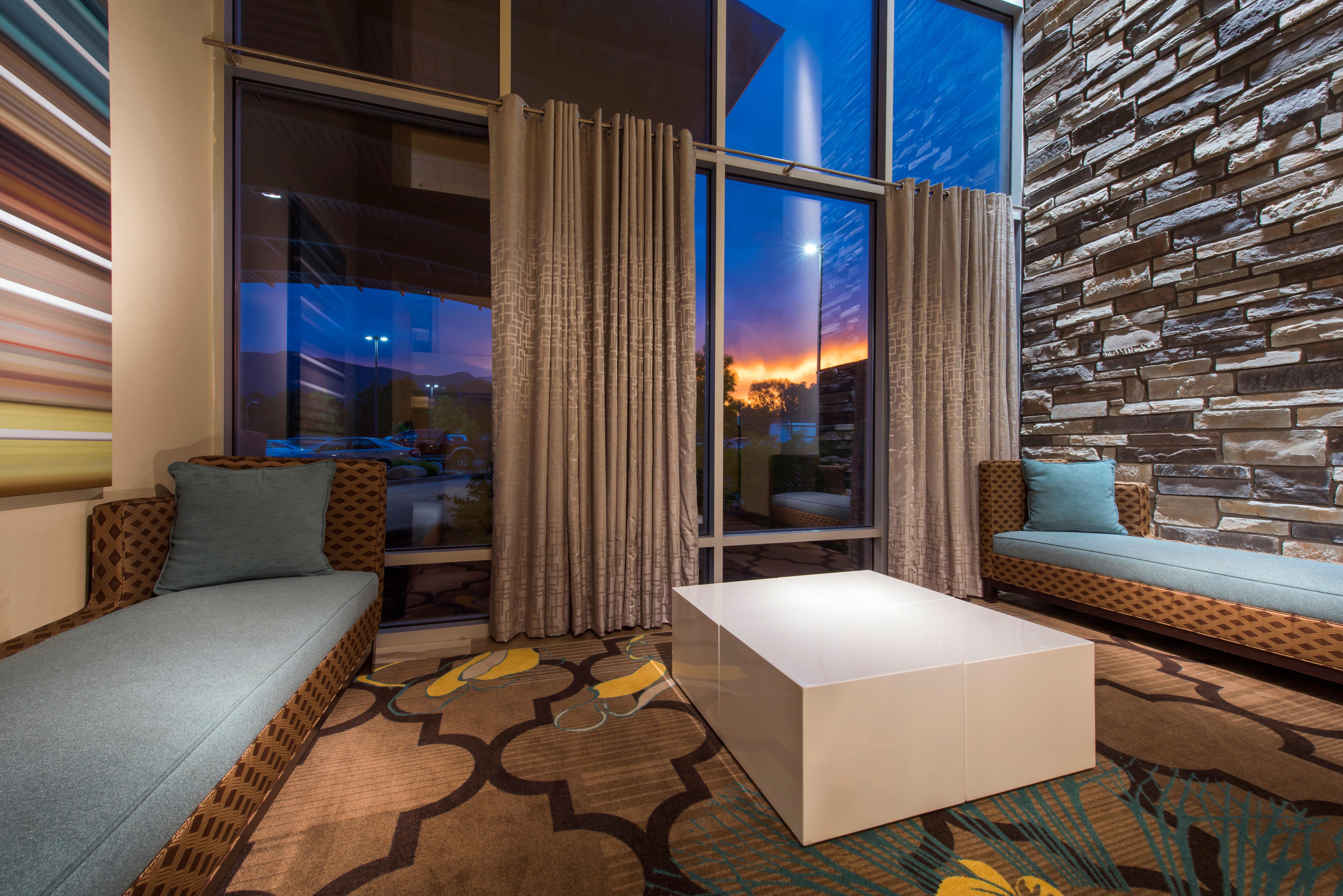 Holiday Inn Express & Suites Colorado Springs Central By Ihg Exterior photo