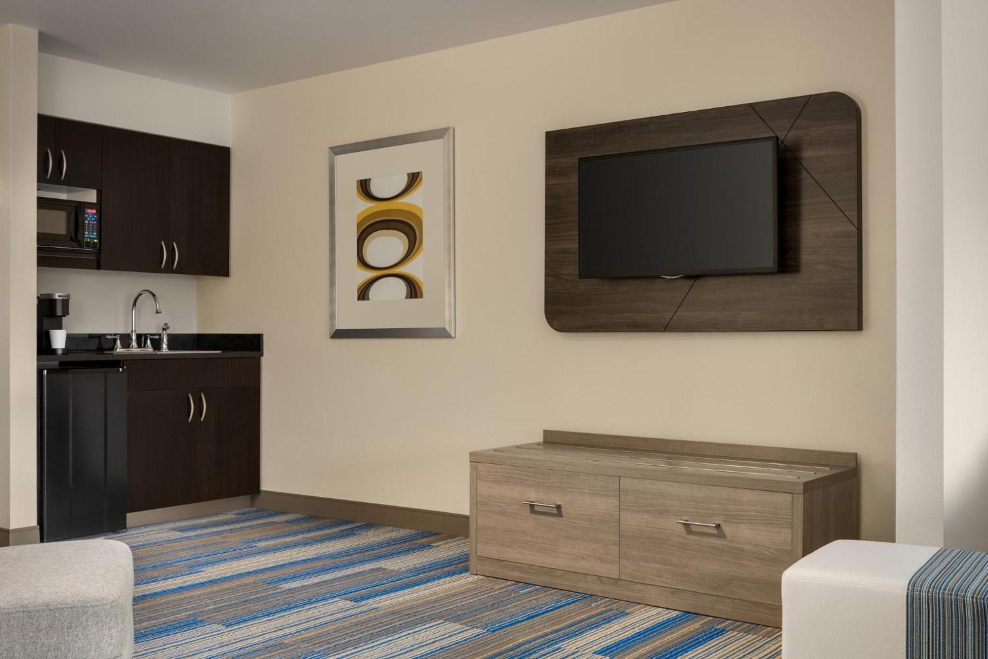 Holiday Inn Express & Suites Colorado Springs Central By Ihg Exterior photo