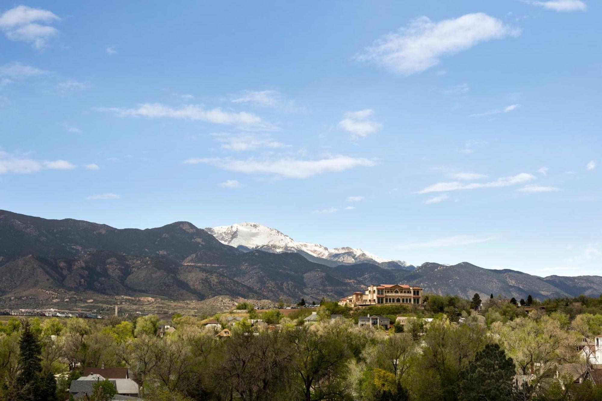 Holiday Inn Express & Suites Colorado Springs Central By Ihg Exterior photo