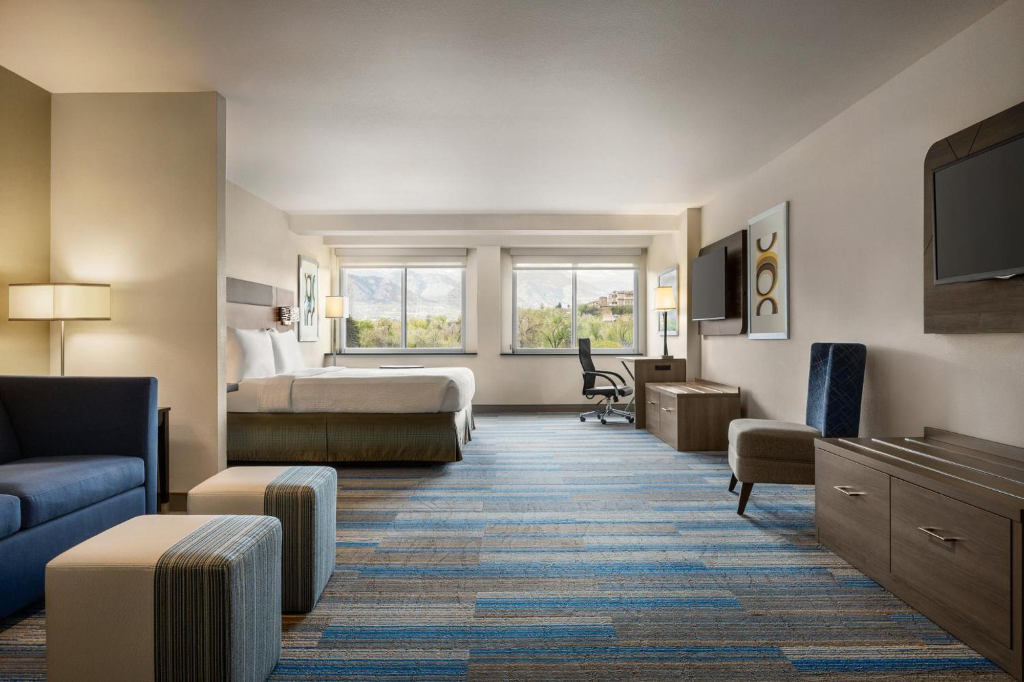 Holiday Inn Express & Suites Colorado Springs Central By Ihg Exterior photo