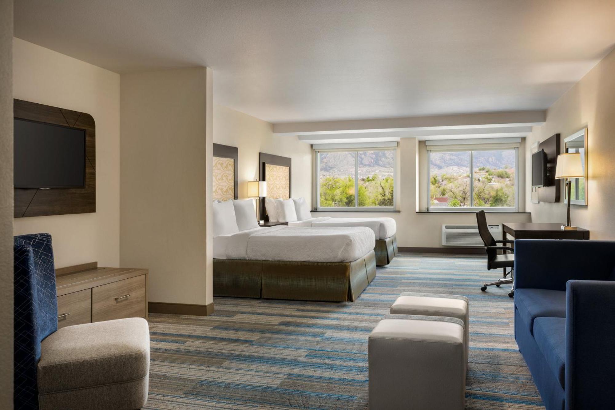 Holiday Inn Express & Suites Colorado Springs Central By Ihg Exterior photo