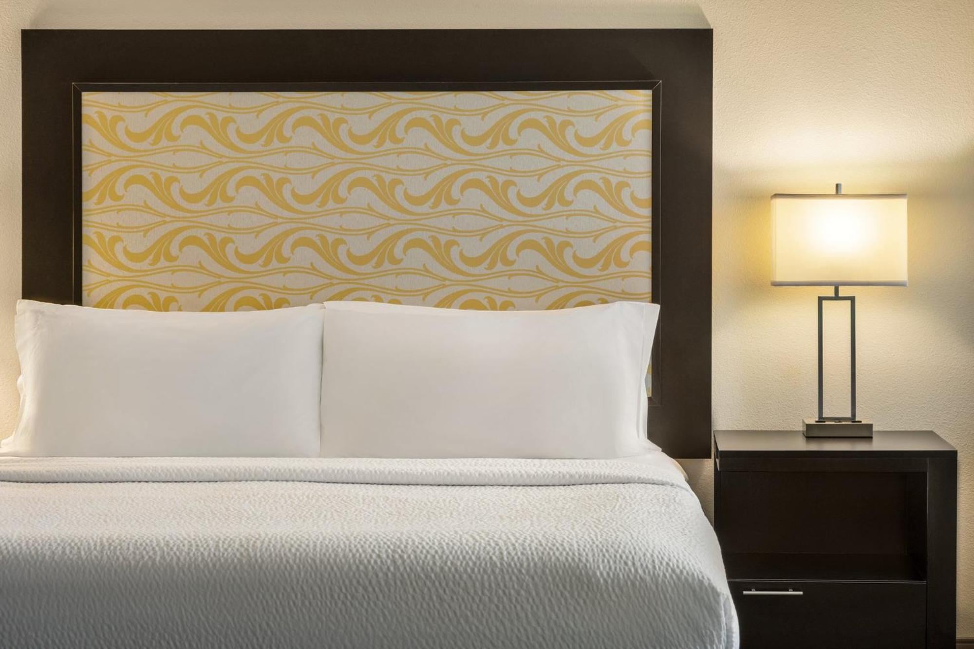 Holiday Inn Express & Suites Colorado Springs Central By Ihg Exterior photo
