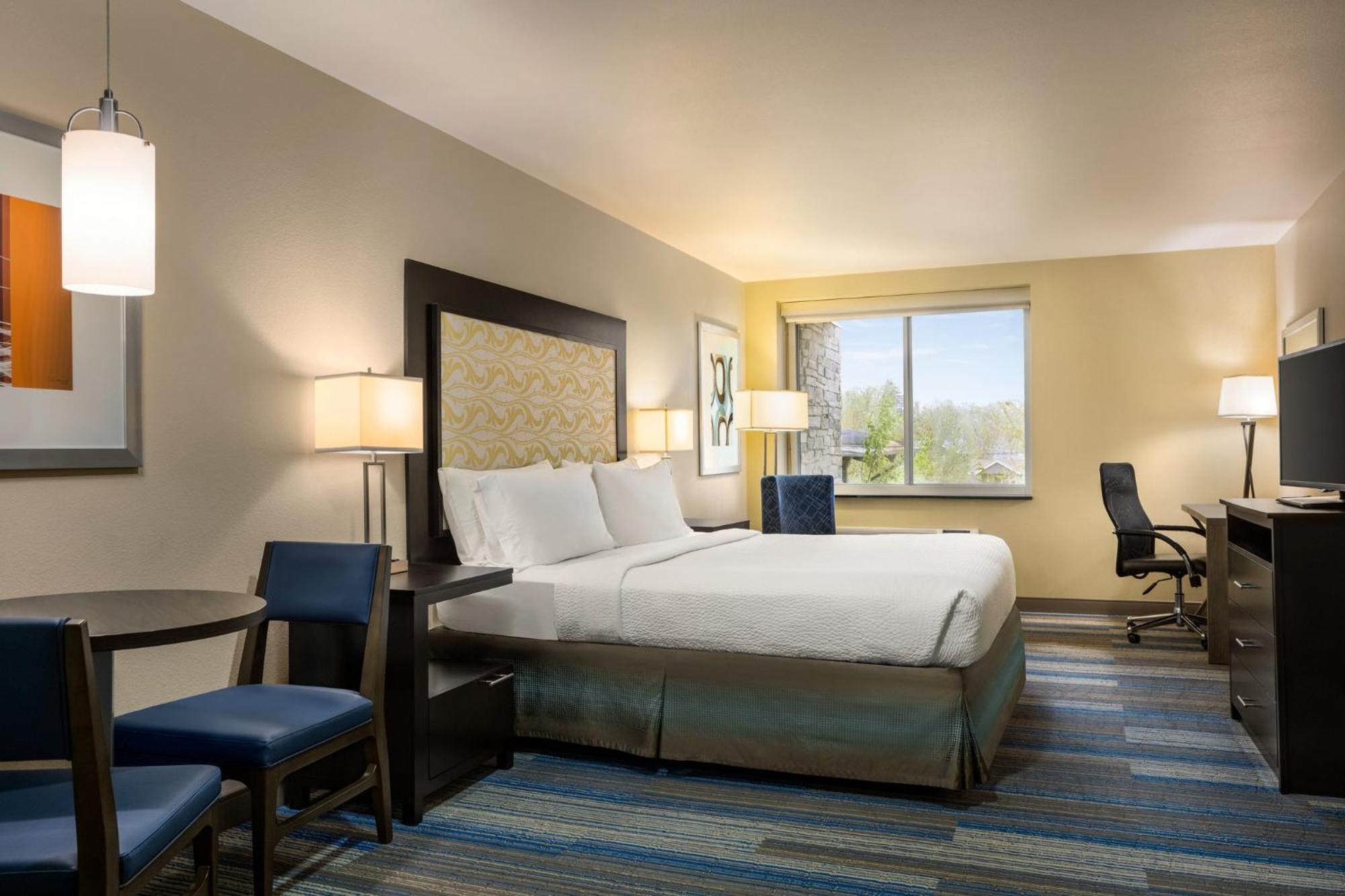 Holiday Inn Express & Suites Colorado Springs Central By Ihg Exterior photo