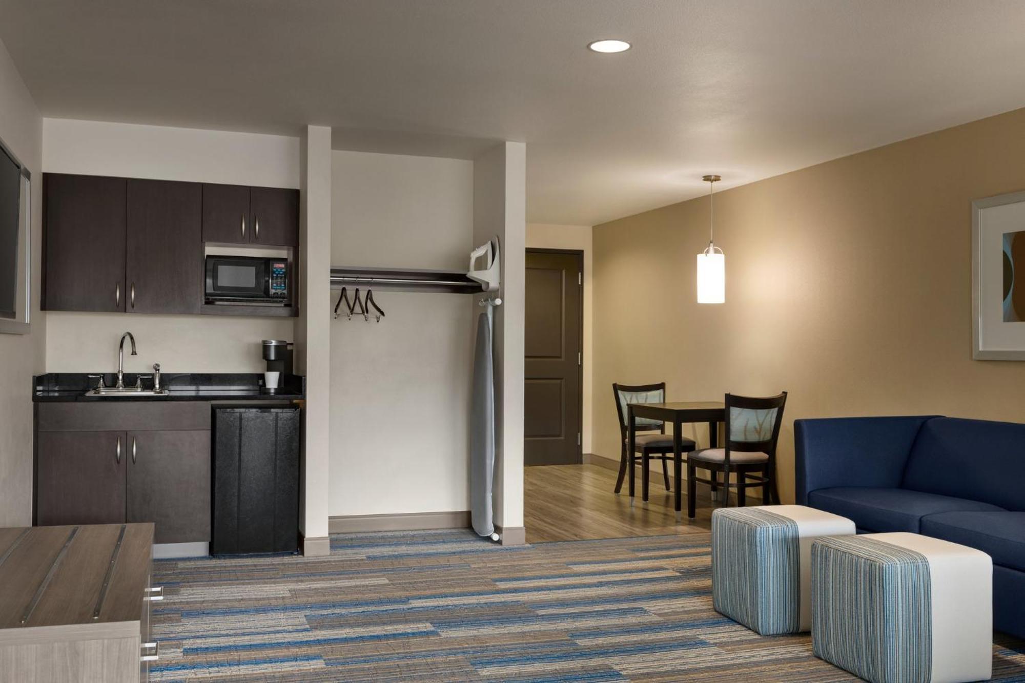 Holiday Inn Express & Suites Colorado Springs Central By Ihg Exterior photo