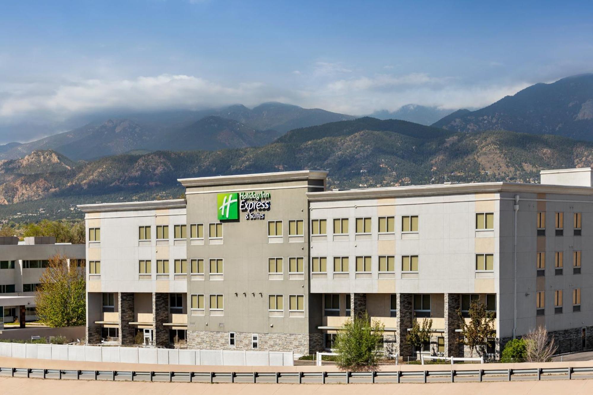 Holiday Inn Express & Suites Colorado Springs Central By Ihg Exterior photo