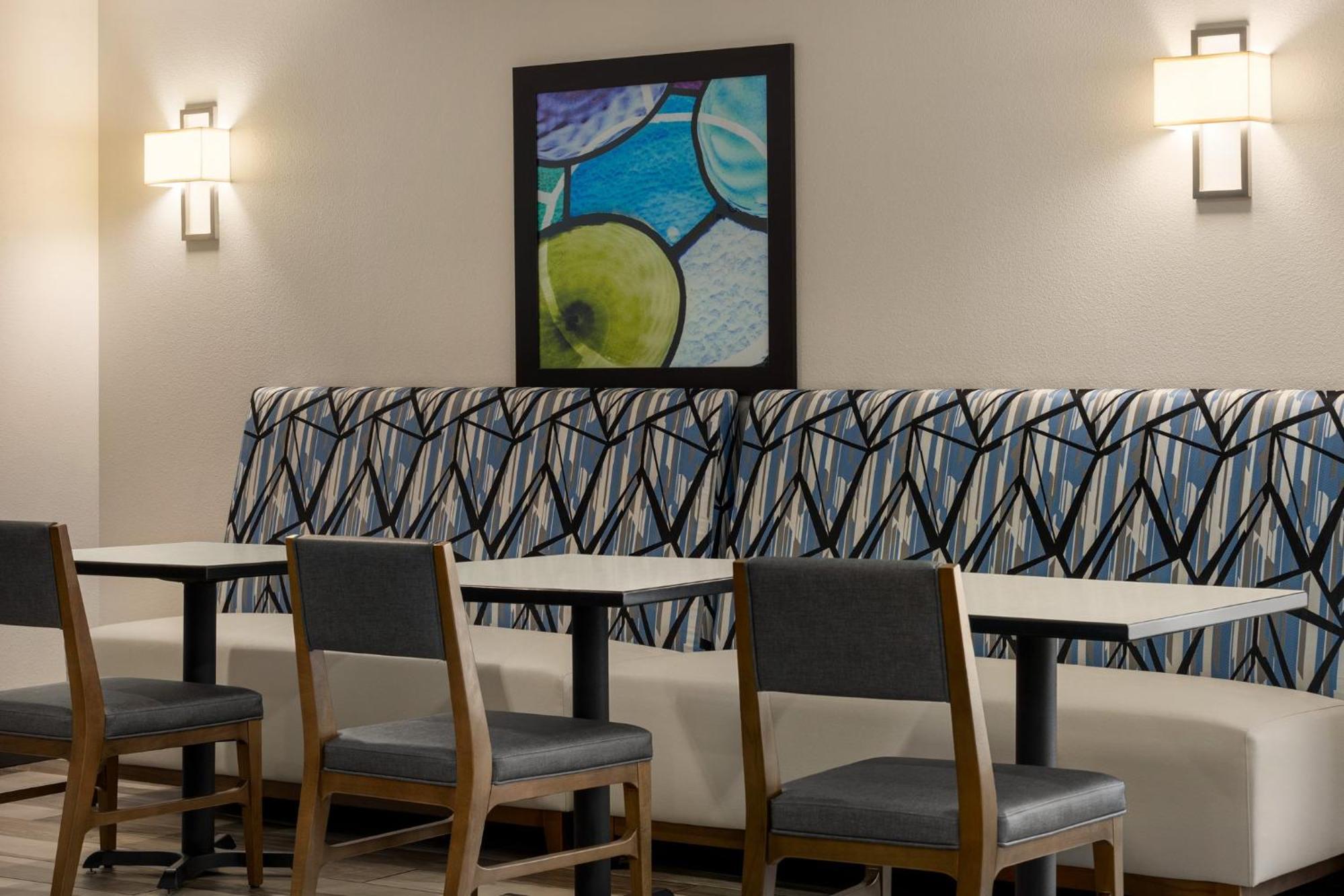 Holiday Inn Express & Suites Colorado Springs Central By Ihg Exterior photo