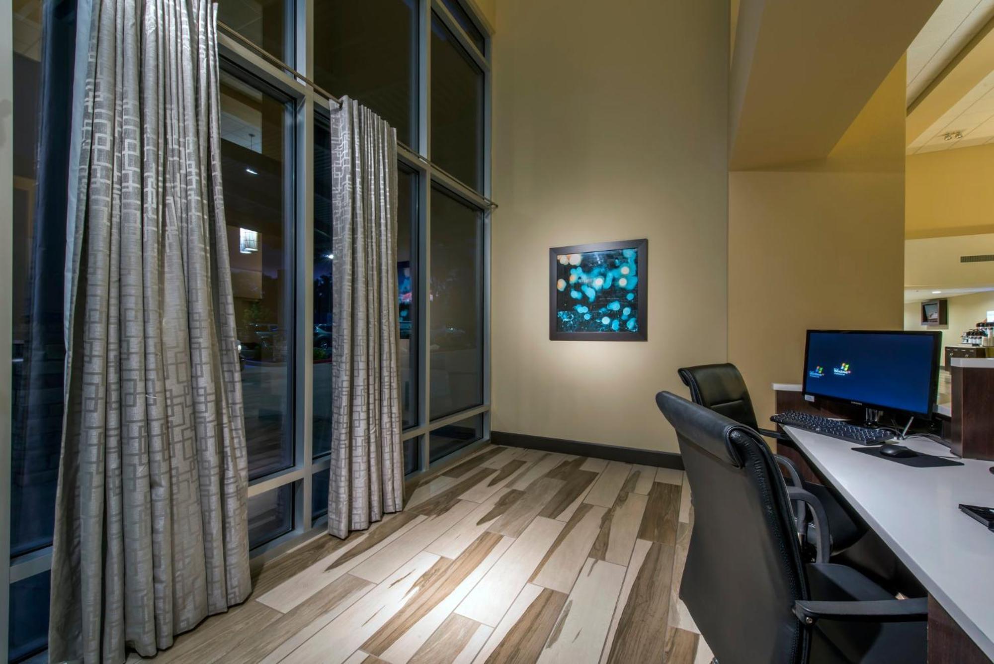 Holiday Inn Express & Suites Colorado Springs Central By Ihg Exterior photo